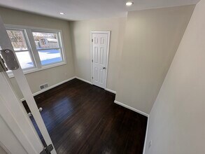 351 Wicks Rd, Unit 1 in Brentwood, NY - Foto de edificio - Building Photo