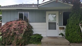 1810 Greenway Ave in Yakima, WA - Building Photo