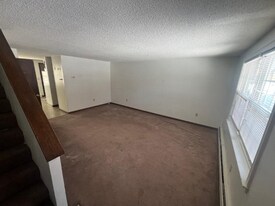 33 Glen Eagle Dr, Unit 33 in Bristol, CT - Building Photo