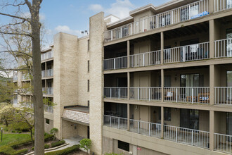 Oak Alley Court Condominiums in Toledo, OH - Building Photo - Building Photo