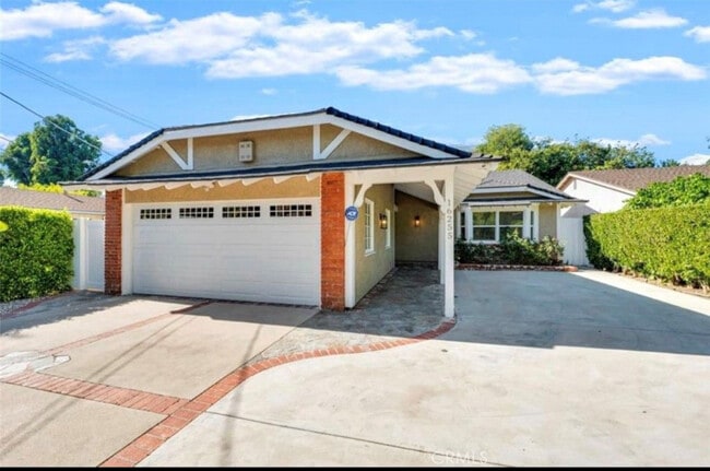 16255 Dickens St in Encino, CA - Foto de edificio - Building Photo