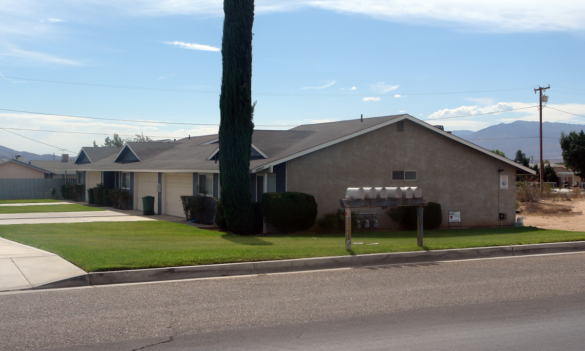 12965 Kiowa Rd in Apple Valley, CA - Foto de edificio