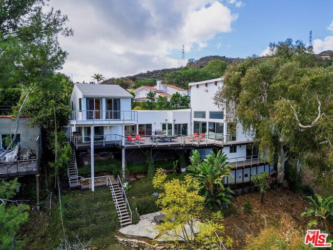 2600 Carman Crest Dr in Los Angeles, CA - Building Photo - Building Photo
