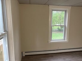 6 Holstrom Ct, Unit Apt 2 in Auburn, MA - Building Photo