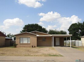 1904 W Runyan Ave in Artesia, NM - Building Photo