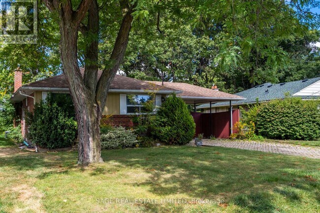 80 Ravenscrest Dr in Toronto, ON - Building Photo - Building Photo
