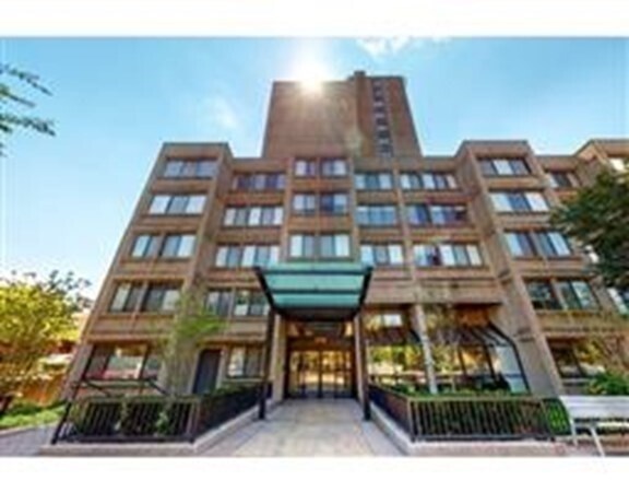 1731 Beacon St, Unit 420 in Brookline, MA - Foto de edificio - Building Photo