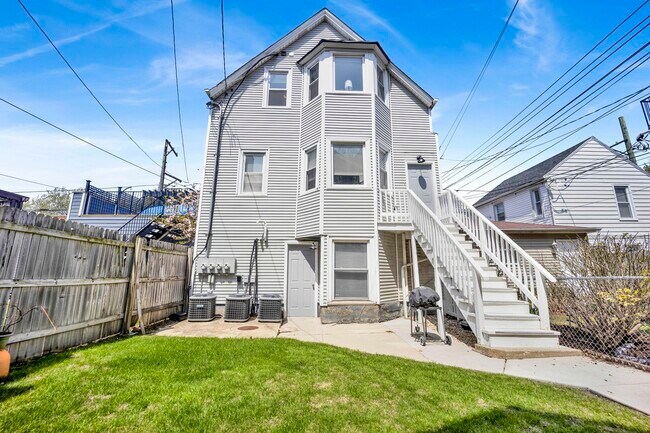 property at 1914 W Henderson St
