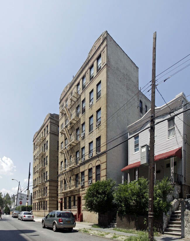 685 E 183rd St in Bronx, NY - Building Photo - Building Photo
