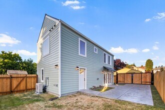 8136 18th Ave NE in Seattle, WA - Building Photo - Building Photo