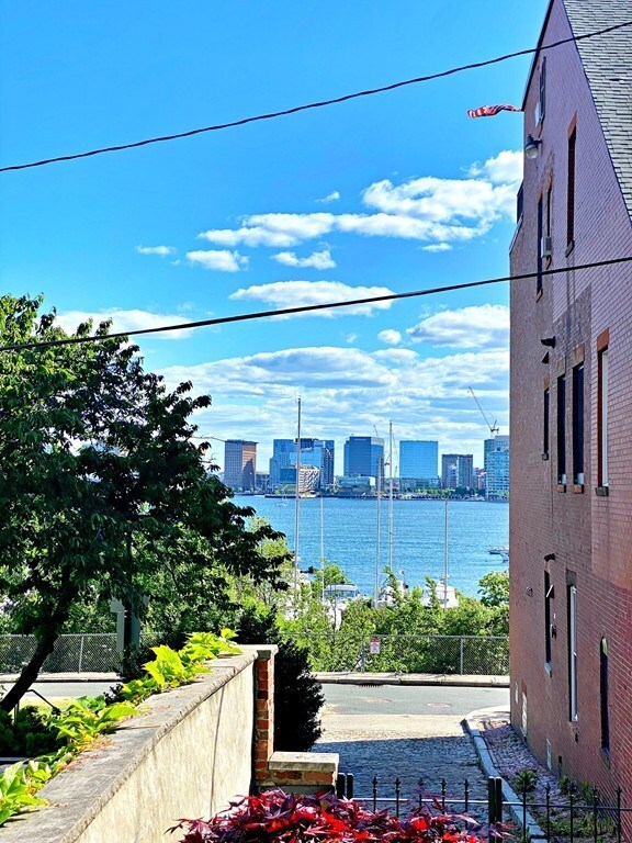 187 Webster St, Unit 1 in Boston, MA - Foto de edificio - Building Photo