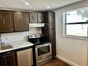 8351 Sands Point Blvd in Tamarac, FL - Foto de edificio - Building Photo