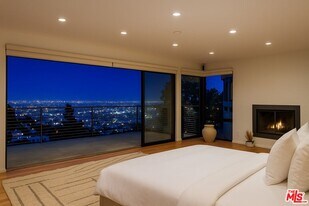 8634 Franklin Ave in Los Angeles, CA - Building Photo