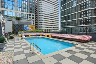 19 E Lake St in Chicago, IL - Building Photo - Building Photo