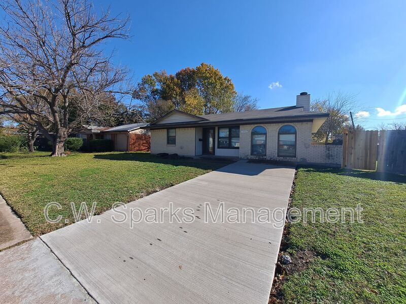 1302 Andrew St in Mesquite, TX - Building Photo