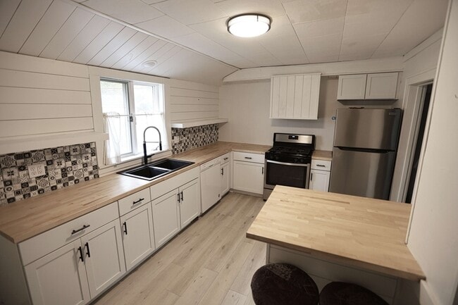 826 Pennoyer Ave in Grand Haven, MI - Building Photo - Building Photo