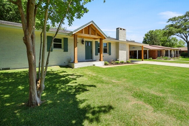 property at 614 Holland Ct SW