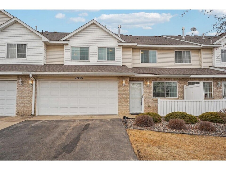 17495 Gettysburg Way in Lakeville, MN - Building Photo