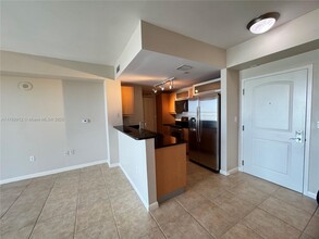 7355 SW 89th St in Miami, FL - Foto de edificio - Building Photo