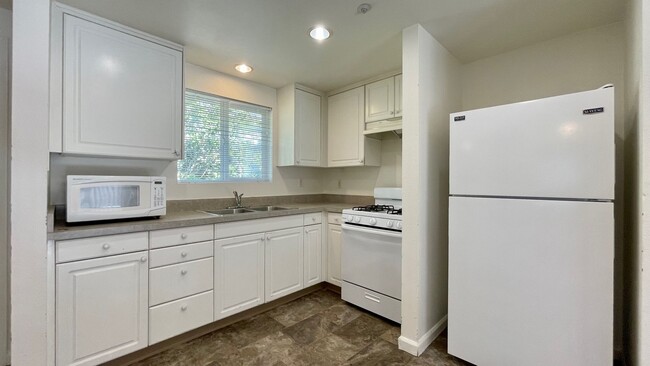 1228 Stafford St in San Luis Obispo, CA - Foto de edificio - Building Photo