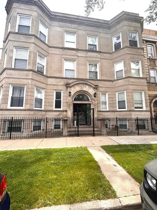 5837 S Calumet Ave in Chicago, IL - Building Photo