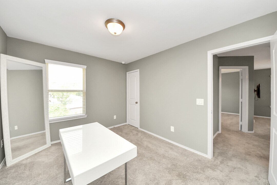 1917 Barrel Oak Dr in Houston, TX - Building Photo