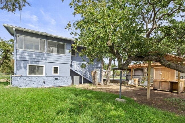 property at 902-902 Sherwood Forest Dr