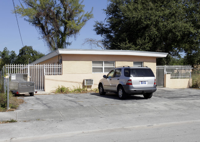 233 NW 63rd St in Miami, FL - Foto de edificio - Building Photo