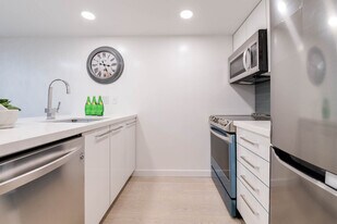 912 Beach Ave in Vancouver, BC - Building Photo