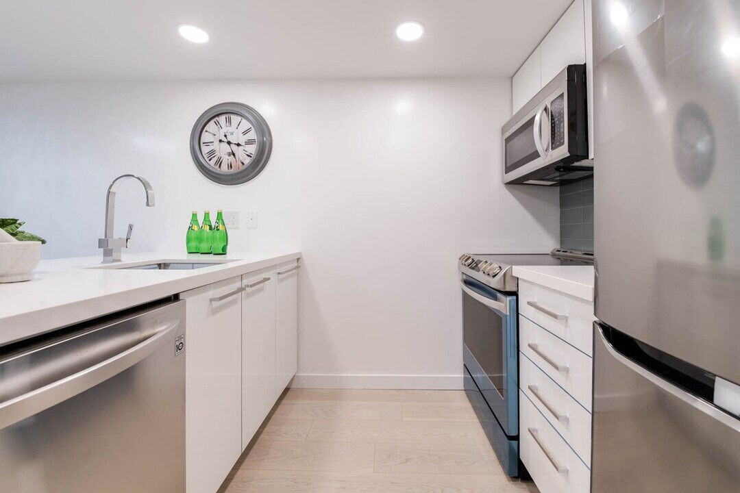 912 Beach Ave in Vancouver, BC - Building Photo