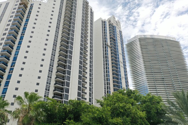 Ocean II in Sunny Isles Beach, FL - Foto de edificio - Building Photo