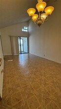 212 Lake Pointe Dr in Oakland Park, FL - Building Photo - Building Photo