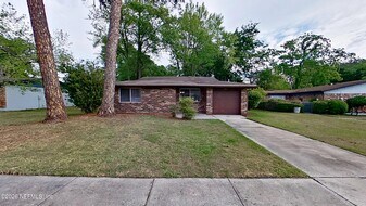 8311 Santman Ct in Jacksonville, FL - Building Photo
