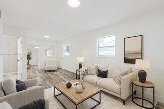 724 Burlington St in Opa Locka, FL - Building Photo - Building Photo