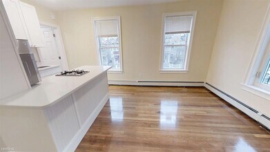 65 Walden St-Unit -Apt 3 in Cambridge, MA - Building Photo - Building Photo