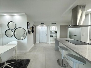 9500 W Bay Harbor Dr in Bay Harbor Islands, FL - Building Photo - Building Photo