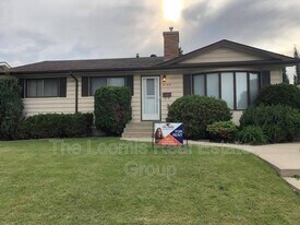 8708 Meadowlark Rd NW in Edmonton, AB - Building Photo