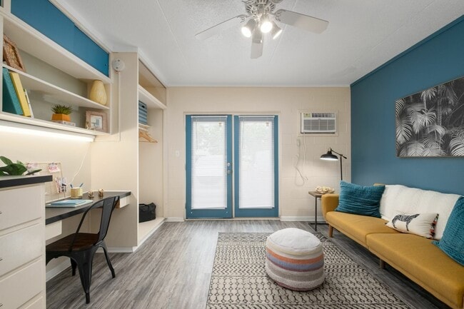 College Manor in Gainesville, FL - Building Photo - Building Photo