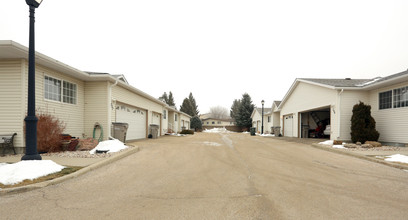 4610 50th Ave in Stony Plain, AB - Building Photo - Building Photo