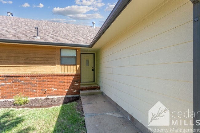 560 W 3rd St in Andover, KS - Building Photo - Building Photo