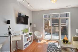 1162 W Hubbard St in Chicago, IL - Building Photo - Building Photo