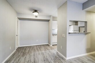 1880 White Oak Dr in Houston, TX - Building Photo - Building Photo