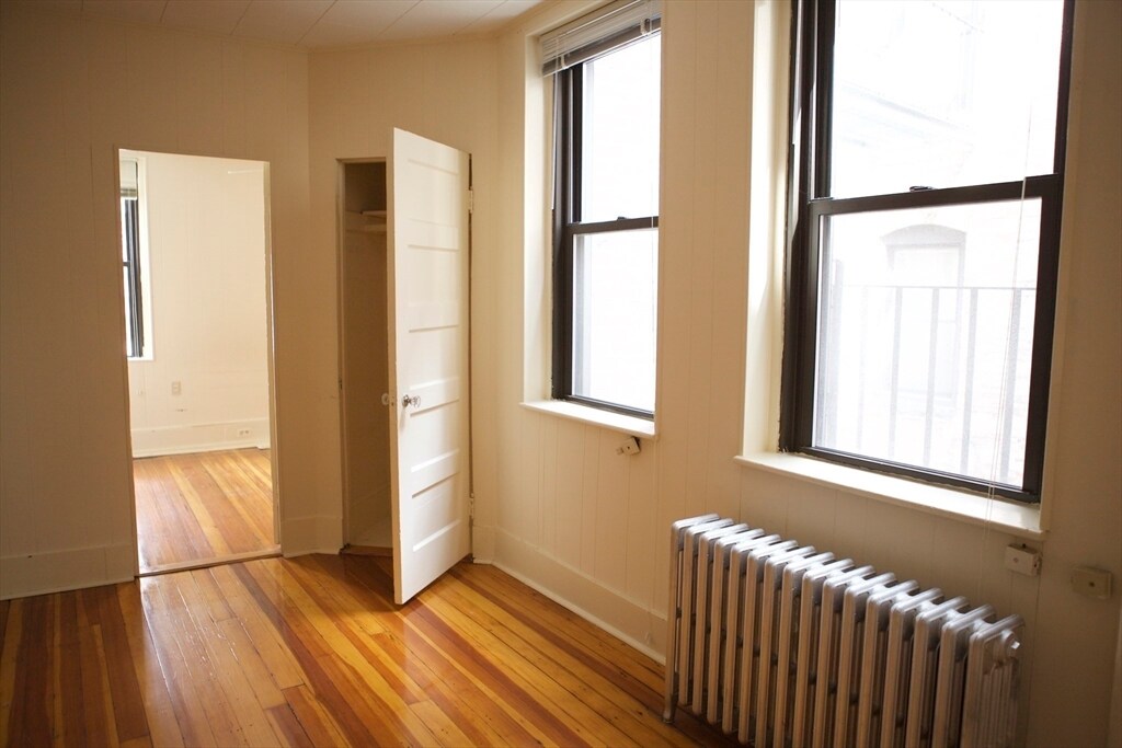 82 W Cedar St in Boston, MA - Building Photo