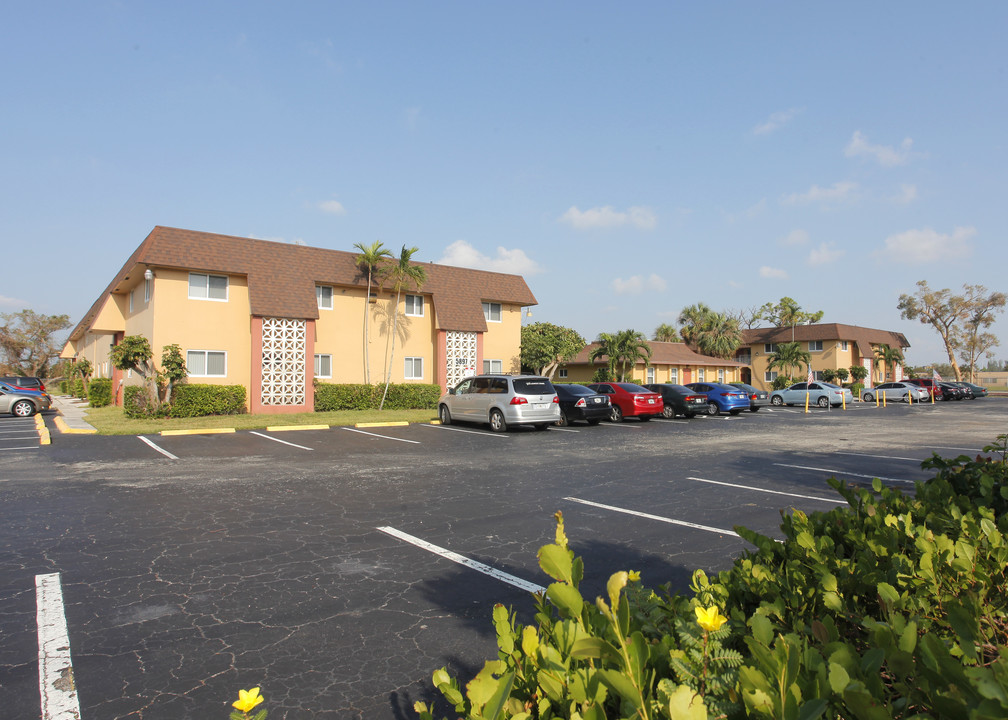 Casa di Roma Apartments in Oakland Park, FL - Building Photo