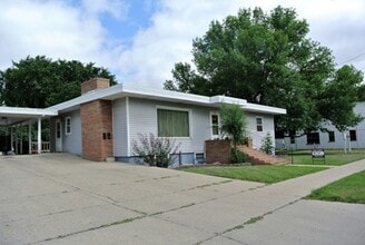 12 University Ave W in Minot, ND - Building Photo - Building Photo