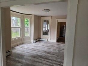 160 Elm St, Unit 1 in Bangor, ME - Foto de edificio - Building Photo