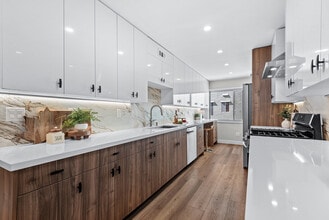 13135 Mindanao Way in Marina Del Rey, CA - Foto de edificio - Building Photo