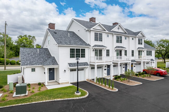 Townhomes at Colonial Village in Glastonbury, CT - Building Photo - Building Photo