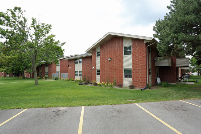 Oak Park Apartment Homes in Oak Creek, WI - Building Photo - Building Photo