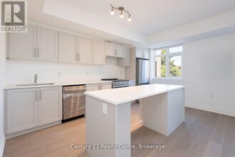 1115 Douglas McCurdy Cmn in Mississauga, ON - Building Photo - Building Photo